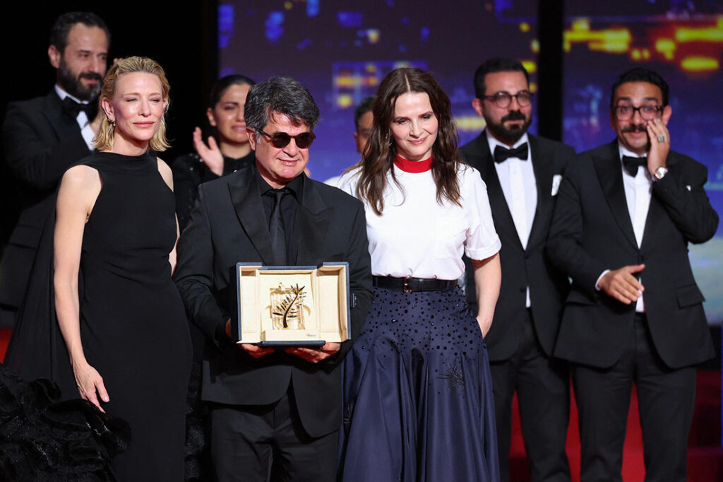 Nhà làm phim người Iran Jafar Panahi cùng Cate Blanchett và Juliette Binoche tại Liên hoan phim Cannes 2025, nơi anh giành giải Cành cọ vàng vào ngày 24 tháng 5 năm 2025 tại Cannes, Pháp (Ảnh: Liên hoan phim Cannes)