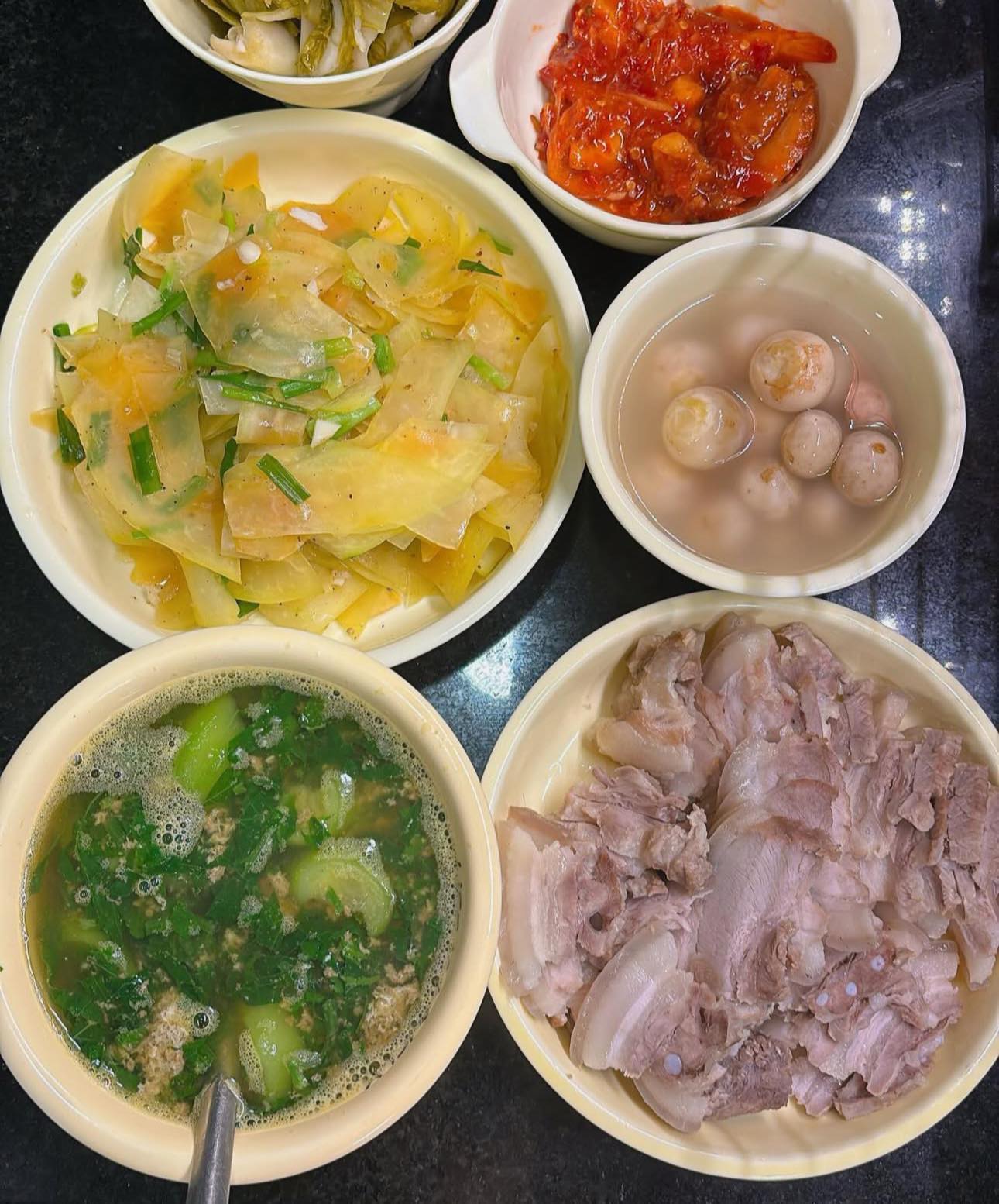 Mâm cơm nhà mùa hè với thịt luộc, cà pháo, canh cua là thấy chân ái rồi. Bí kíp để có miếng thịt luộc ngon đó là chọn được miếng thịt ngon - Món ăn tự nấu